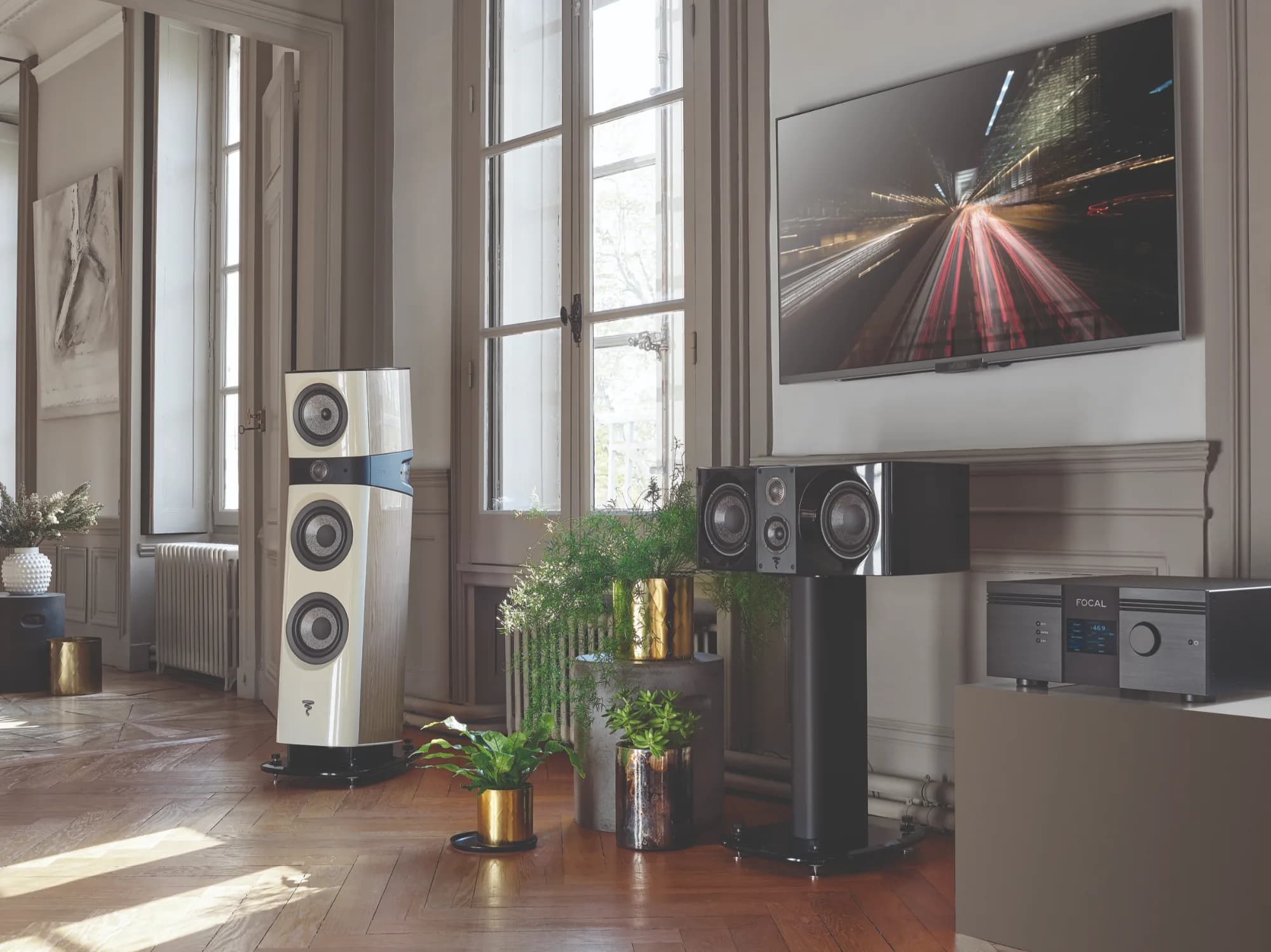 Sala de estar de alto padrão com sistema de áudio Focal